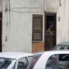 Napoli come Amsterdam, quartiere a luci rosse: le ragazze in vetrina nei «bassi»