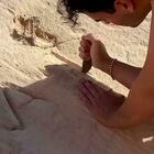 Influencer italiano incide le dune fossili alle Canarie con le sue iniziali. Reperto da 350mila anni, ricercato dalla polizia