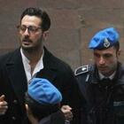 Fabrizio Corona torna in carcere e attacca i magistrati: «Avete creato un mostro, vergogna». Poi si ferisce al volto