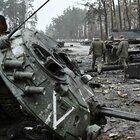 Soldati russi danneggiano i loro carri armati in Ucraina