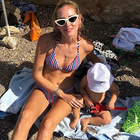 Chiara Ferragni sulla spiaggia libera a Ibiza con Leone. Fan impazziti: «Come i povery, una di noi!»
