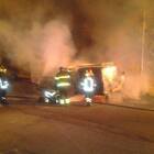 Inferno a Bari, fiamme nella notte alla zona industriale: bruciati 12 furgoni frigo