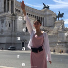 Armine Harutyunyan, la modella di Gucci fa il "saluto romano". Il web la difende: «Era ave Cesare»