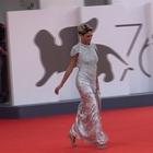 Venezia 76, Elodie bomba esplosiva sul red carpet: il vestito mostra le sue curve