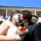 Giuseppe e Cecilia, sì in mascherina: prime nozze a Brescia dopo il ciclone Covid