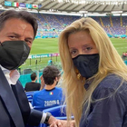 Italia-Galles, selfie di Conte all'Olimpico con la compagna Olivia: «Forza azzurri, avanti così»