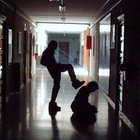 Perugia, botte e sigarette spente sul collo del compagno di classe: arrestati due bulli minorenni