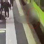 Seregno, minorenni gettano 14enne sotto il treno: le foto delle telecamere di sicurezza