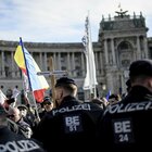 Austria, migliaia in piazza contro il nuovo lockdown