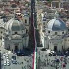 Centrodestra, le immagini dal drone del tricolore steso su via del Corso a Roma
