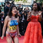 Cannes, attivista nuda sul red carpet: «Smettetela di stuprarci». La protesta choc per l'Ucraina