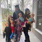 Alec Baldwin, Halloween party con la moglie Hilaria e i sei figli: «Fare i genitori in questo momento è difficile» IL POST