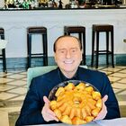 Berlusconi a Napoli, selfie coi babà: «Sono un napoletano nato a Milano»