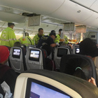 Turbolenza choc, paura sull'aereo: 35 feriti. «Passeggeri scaraventati sul soffitto»