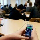 Cellulari vietati a scuola, il ministro Valditara: «Da smartphone effetti dannosi. Sanzioni definite da regolamenti interni»