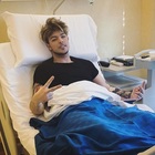Stash dei The Kolors ricoverato, la foto in ospedale: «Costante senso di svenimento»