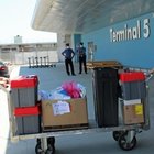 Coronavirus, a Fiumicino aereo dal Qatar con 135 bengalesi: «Non saranno fatti sbarcare». Tamponi per gli altri