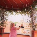 Mara Venier, il video in cui caccia i gabbiani con la scopa fa il giro del web: «Cag***, non se ne può più»