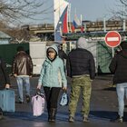 Ucraina-Russia, il primo treno con 1000 rifiugiati del Donbass arriva a Rostov. Le immagini