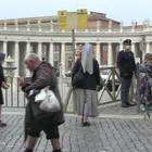 Riapre Piazza San Pietro, fedeli alle 7 nella Basilica
