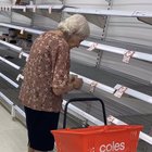 Coronavirus, la foto dell'anziana davanti agli scaffali vuoti del supermercato fa il giro del mondo: la paura di uscire a mani vuote