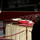 Papa Ratzinger, le immagini del corpo esposto a San Pietro