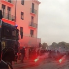 Bolsonaro a Padova, tensione tra manifestanti e polizia: idranti in azione e lancio di oggetti