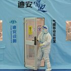 Omicron, un caso in Cina per una lettera dal Canada: virus sulla busta. Olimpiadi Pechino, stop a vendita biglietti