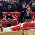 Papa Ratzinger, folla di fedeli a San Pietro per l'ultimo abbraccio