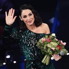Sanremo 2019, Anna Tatangelo e il look "effetto bagnato". Il web esplode: «I gavettoni si fanno d'estate»
