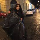 Carmen Di Pietro, tacco 12 per buttare la spazzatura