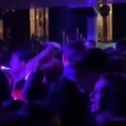 Discoteca abusiva nel bar, in 200 a ballare senza mascherine. I vigili filmano tutto: multe da 400 euro