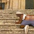 Abbassa i pantaloni e fa vedere i glutei davanti alla cattedrale per la foto social: denunciato