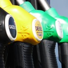 Benzina e diesel, dal 1° dicembre sconto dimezzato: i prezzi tornano a salire, gasolio sopra i 2 euro