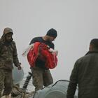 Terremoto in Turchia e Siria, un padre con il figlio morto: l'immagine simbolo