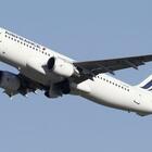 Air France, rissa in volo tra i piloti: assistenti in cabina per dividerli, paura sull'aereo Ginevra-Parigi
