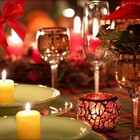 Natale, le regole anti-Covid a tavola: brindisi "a distanza", piatti singoli (no al buffet) e gel igienizzante