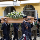 Roberto Maroni, i funerali a Varese: folla in piazza, applausi alla Meloni. Il figlio: «Buon cammino papà»