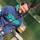 Salvini sfida inchieste e insulti: eccolo con una birra tra le mani mentre brinda su Twitter