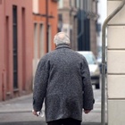 Facoltoso anziano derubato dalla colf rumena, i parenti: «Spariti 2,3 milioni di euro»