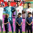 Mondiali, i giocatori dell'Iran cantano l'inno prima della partita col Galles