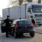 Treviso, tir fermo lungo la statale: camionista trovato morto al volante