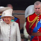 La Regina Elisabetta torna in pubblico per l'omaggio a Filippo accompagnata dal principe Andrea: scoppia la polemica