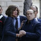 Berlusconi torna in Senato, le foto galeotte: niente cravatta. E "scompare" anche la fede