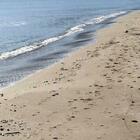 Ritrovamento choc: un cadavere in spiaggia, è giallo sulla vittima