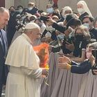 Papa Francesco torna tra la folla e ricorda Wojtyla e lo scampato attentato del 1981, i miracoli esistono