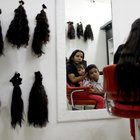 Venezuela, donne vendono capelli