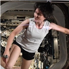 Samantha Cristoforetti in canottiera e culotte sfida Sandra Bullock: «Come tieni i capelli a posto nel film Gravity?» Il rimpianto dell'astronauta Scott Kelly