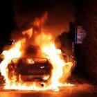 Lamezia Terme, cadavere carbonizzato dentro un'auto in fiamme: scoperta choc