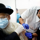 Virus in Israele, nuovo record di contagi. Il governo valuta la terza dose Pfizer per gli over 50